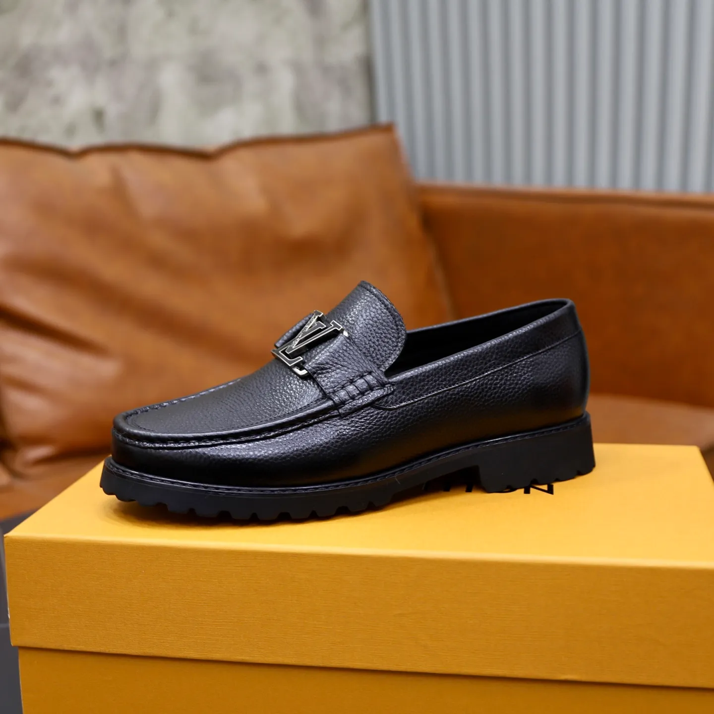 Ex-factory price: 600💰Louis Vuitton LV men's classic Oxford shoes, men's business formal boutique leather shoes, classic style, almond kernel exquisite toe, ultimate art, the whole shoe is made of imported cow leather (open edge beads), carefully selected, fine pores, excellent gloss, soft texture, strong toughness, durable and not easy to deform, apricot fetal cowhide leather lining, soft and comfortable, sweat-absorbent and breathable. Foam outsole, original box and dust bag packaging! Size: 38–44 (45/46 customized)